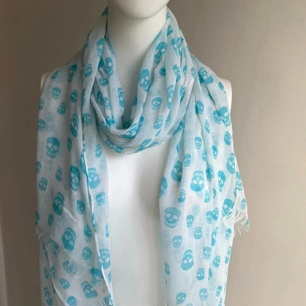 Y2K 90’s Large soft blue white scull print scarf